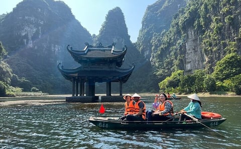 Ninh Binh Full Day Tour with Hoa Lu, Trang An and Mua Cave