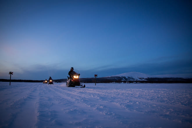Aurora hunting with snowmobiles in Ylläs