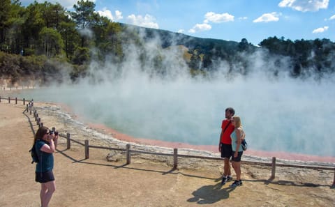 Private Day Tour of Wai-O-Tapu and Huka Falls from Auckland