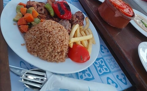 Luxury Nile Dining Experience with Lunch or Dinner in Cairo