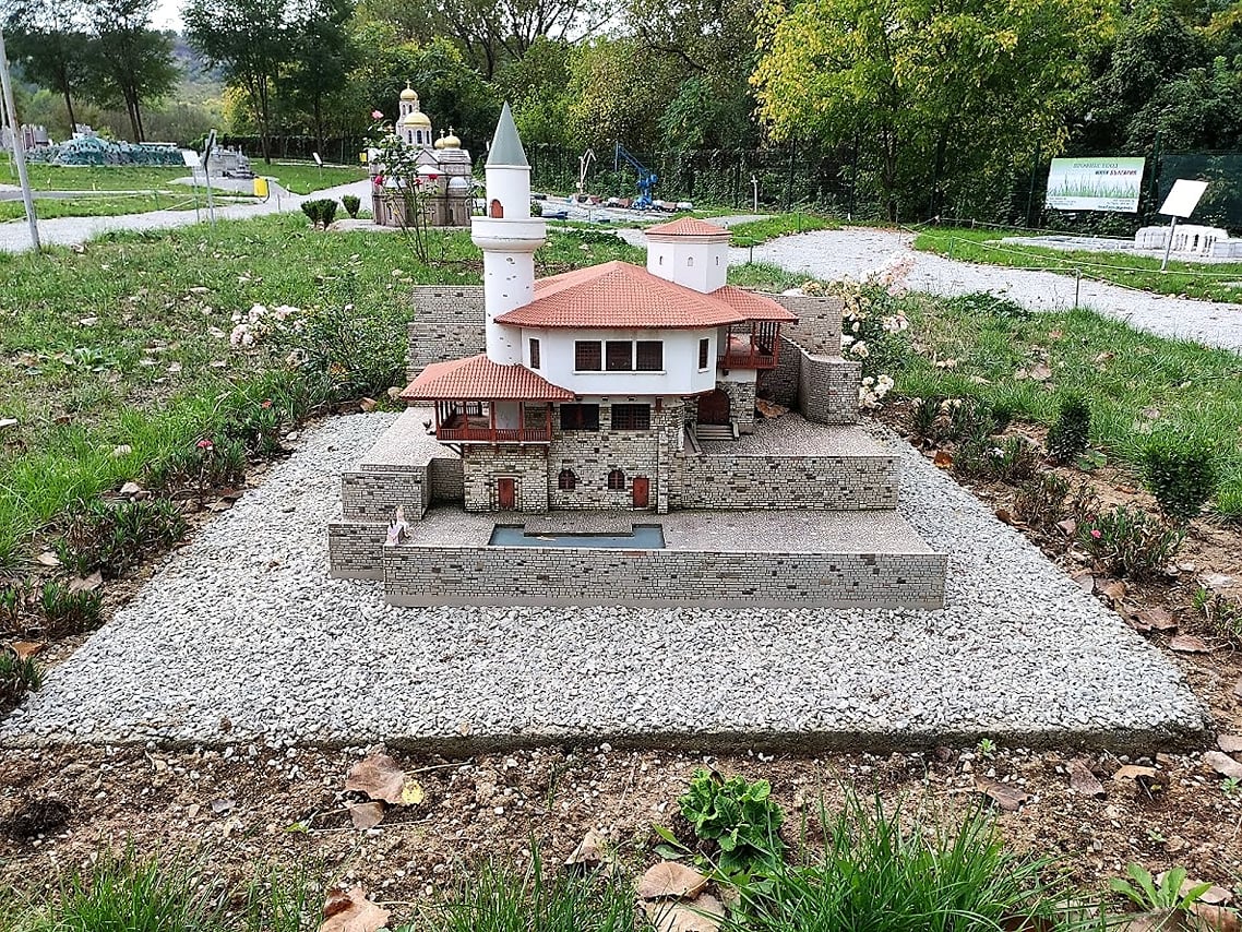 Guide and Entrance for the Mini Bulgaria Park near Veliko Tarnovo 4