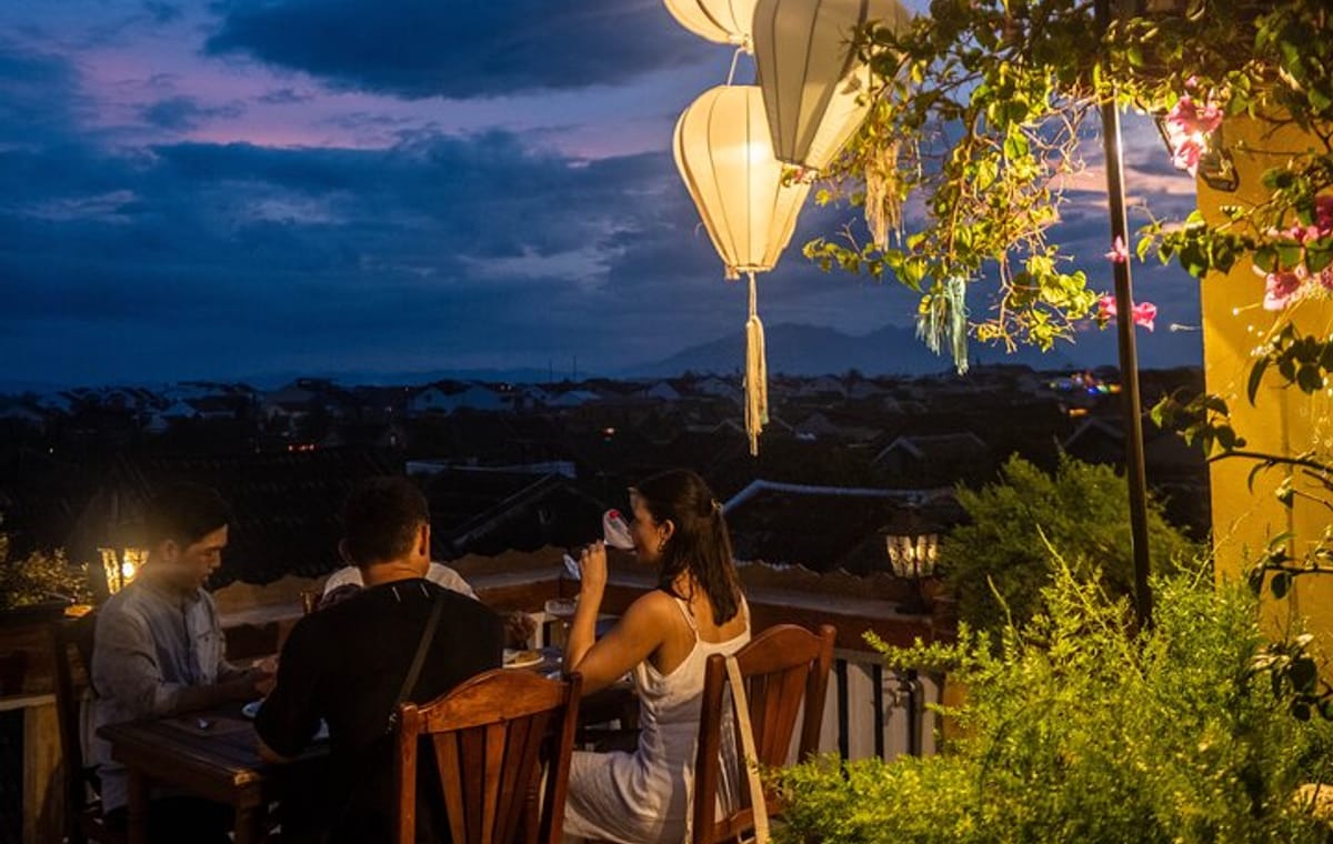 Hoi An Old Town Secret Cocktail Experience with Local Host