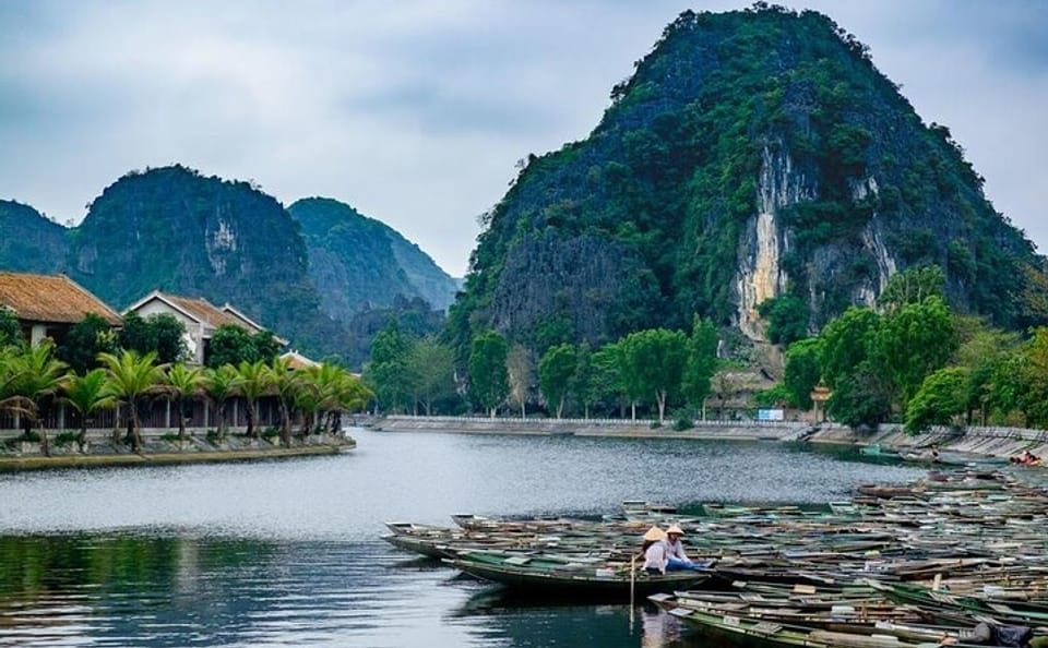Luxury Day Tour of Ninh Binh: Hoa Lu, Tam Coc, Mua Cave