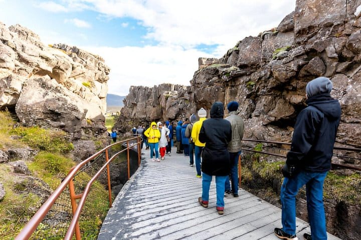 Reykjavik: Private Golden Circle with Snowmobile Experience