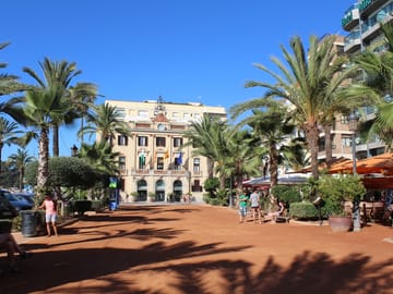 Costa Brava Day Tour with Boat Trip from Barcelona