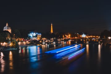 Eiffel Tower Guided Tour with Summit Access in Paris