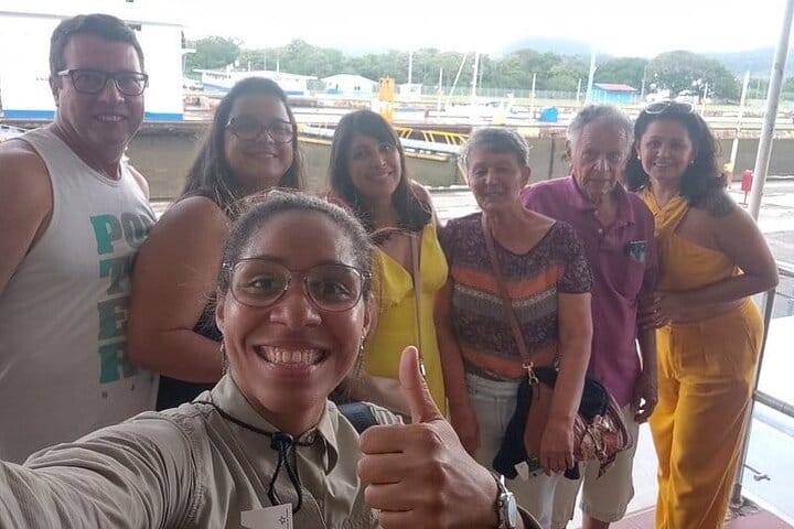 Guía turístico que explica la historia y la cultura a los visitantes durante un recorrido de medio día por el Canal y la ciudad de Panamá