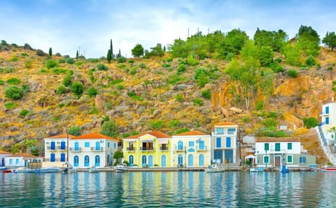 Cultural Tour of Athens and Delphi with Coach Transport
