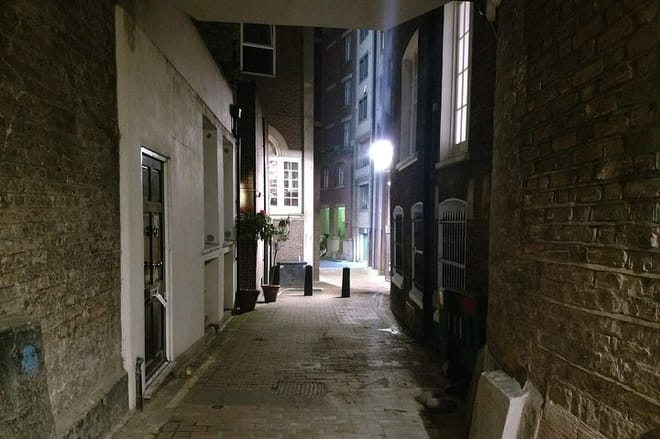 London tour with Questo: wandering through the lonely British streets in a nocturnal setting.