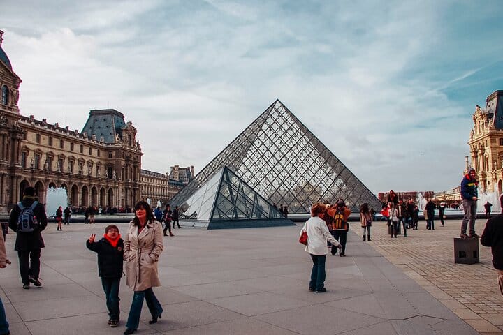 Paris Half-Day Private Vintage Car Tour Louvre and hotel Pick up 4