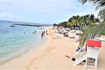 Doctor's Cave Beach and Shopping Tour from Montego Bay