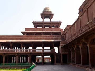 From Delhi: Taj Mahal, Agra & Fatehpur Tour by Express Train