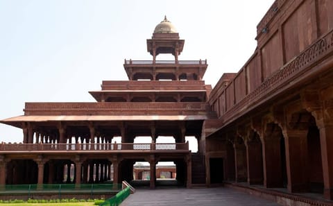 From Delhi: Taj Mahal, Agra & Fatehpur Tour by Express Train