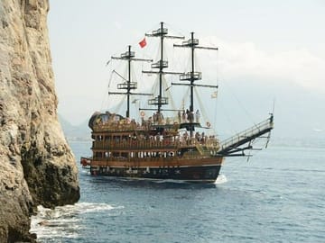 Alanya Pirate Boat Tour with Lunch and Foam Party