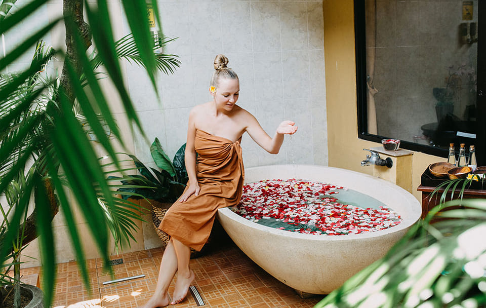 Nusa Dua Tour: Waterblow Beach, Spa, and Sunset Experience