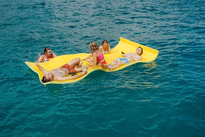 Relax and soak up the sun on a floating mat in the crystal-clear waters of Los Cabos. Perfect for fun, sun, and refreshing drinks with friends!