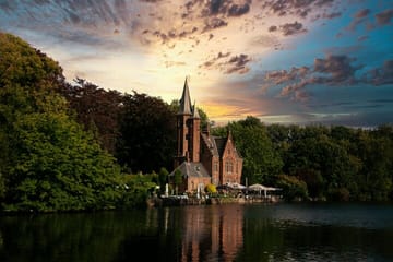 Day Trip to Bruges from Brussels with Canal Cruise and Tours