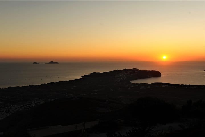 Santorini 5 Hour Private Oia Tour & Lunch/Dinner at a Local Farm