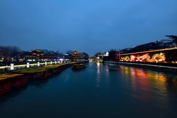 Qinhuai River Cruise and Confucius Temple Tour in Nanjing