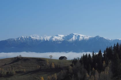 From Brasov: Piatra Craiului National Park 2-Day Guided Trek – Eco-Certified program