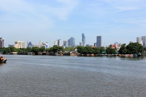 We are very close to downtown Bangkok, but it is a different world. 
