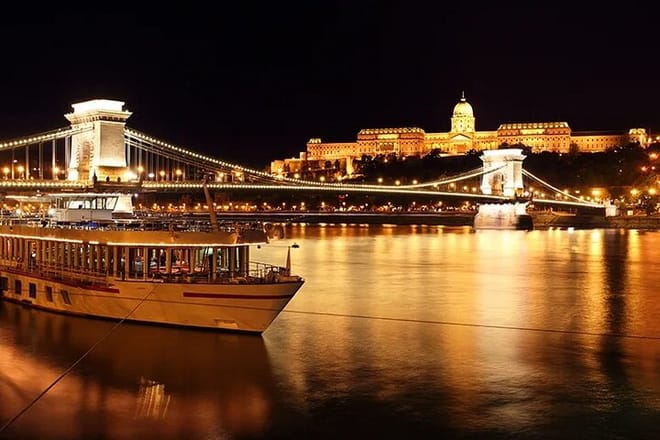 Budapest Virtual Reality City tour and Danube river evening cruise package photo 4