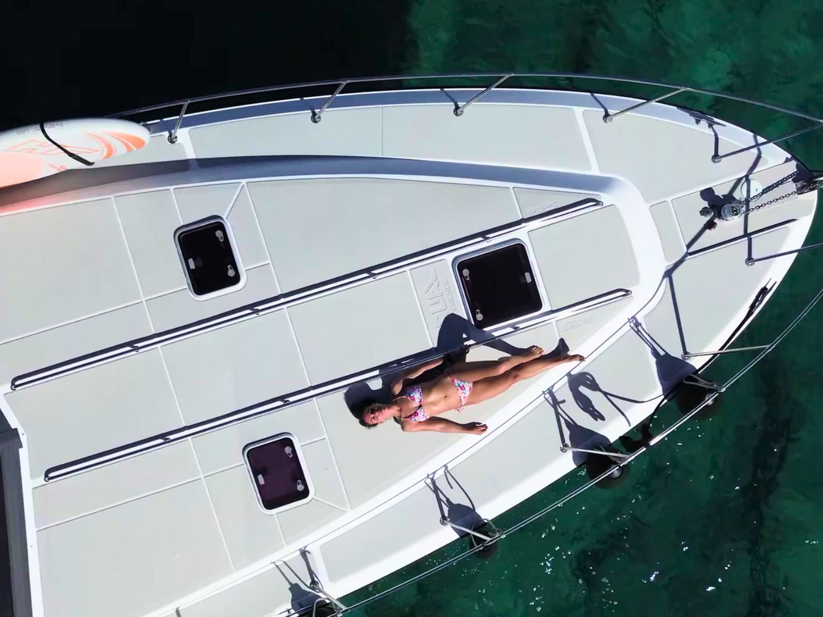 Vista aérea de un cliente tomando el sol sobre la cubierta del ARUAL.