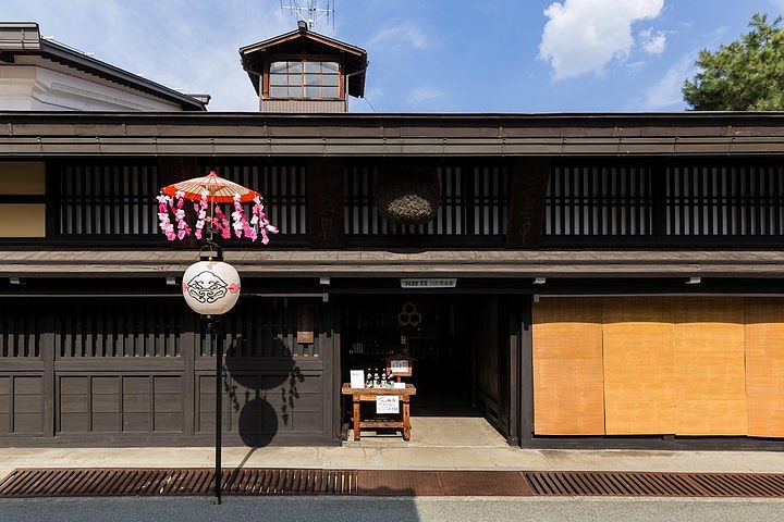 Takayama oldtownship walking tour with local guide. (About 45min)