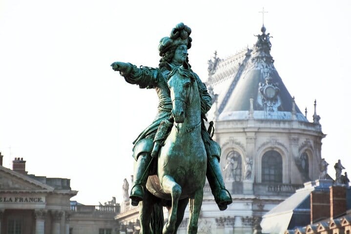 Paris Private Vintage Car Tour with Versailles and Hotel pick up & drop-off 7