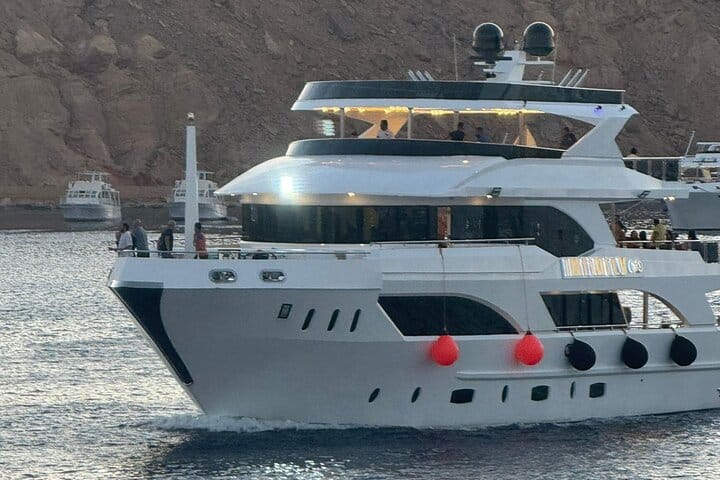 Evening Yacht Dinner & Live Music Cruise in Sharm El Sheikh