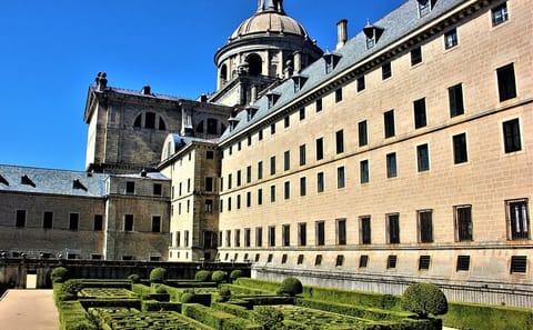 Explore El Escorial: Royal Monastery and Tombs Tour