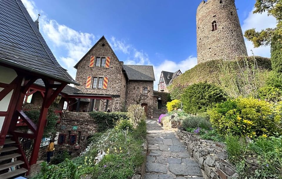Private Thurant Castle Tour with Transport from Koblenz