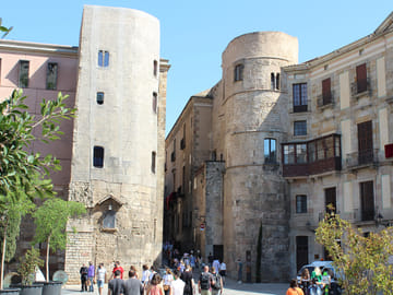 Gothic Quarter and Ramblas Walking Tour with Boat Trip in Barcelona