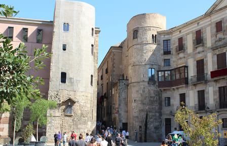 Gothic Quarter and Ramblas Walking Tour with Boat Trip in Barcelona