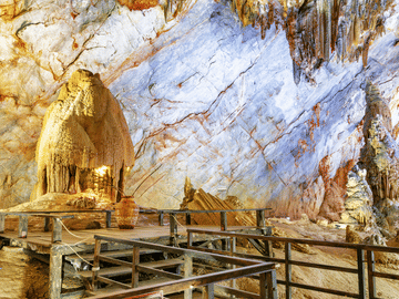 Paradise Cave and Mooc Spring Guided Tour from Dong Hoi