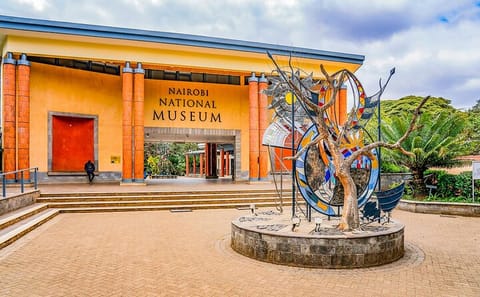Nairobi City Tour: Giraffe Centre, Museum & Bomas Show