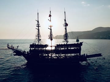 Alanya Sunset Boat Tour with Dinner and Soft Drinks