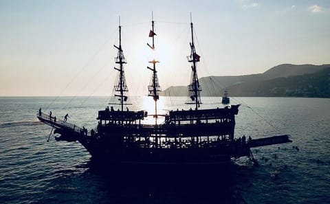 Alanya Sunset Boat Tour with Dinner and Soft Drinks