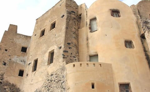 Private 4-Hour Cultural Tour of Emporio and Fira, Santorini