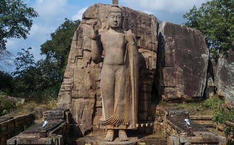 Anuradhapura and Aukana Cultural Day Tour from Colombo