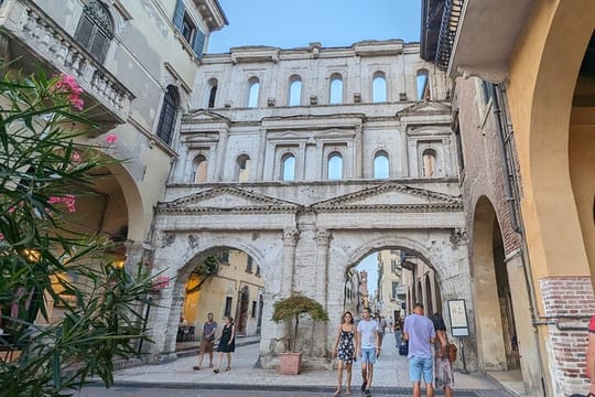 Walking Tour in Verona: 9+ Landmarks with Live Guide