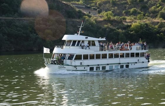 Boat Trip to Régua Through the Douro Valley with Breakfast and Lunch