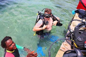Discover Scuba Diving in Flowers Bay, Honduras