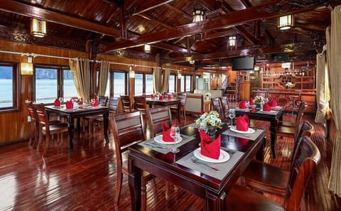 2-Day Ha Long Bay Cruise from Hanoi with Cave Exploration