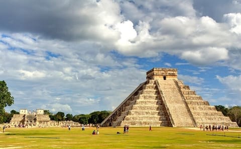 Private 2-Day Guided Tour of Chichen-Itza and Uxmal in Yucatan with Pickup