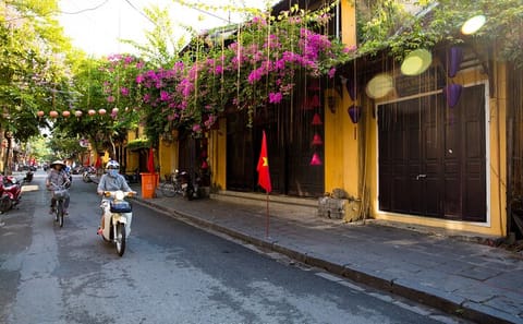 Cultural Morning Tour of Hoi An with Breakfast and Market Visit
