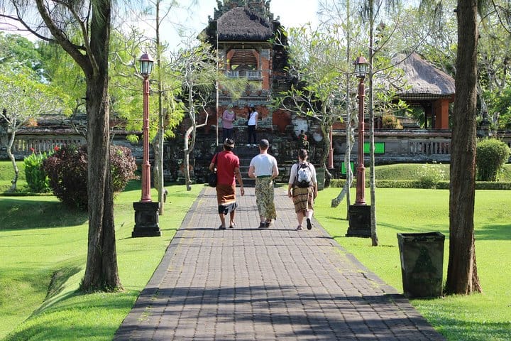 Walk to taman Ayun Temple