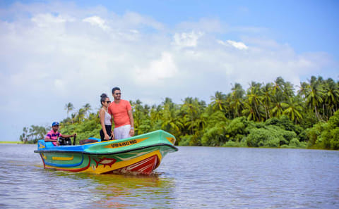 Negombo City Tour with Market Visits and Lagoon Exploration