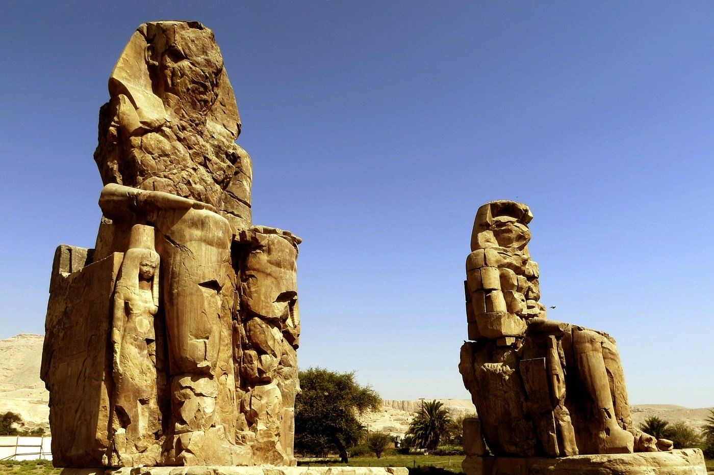 Vista lateral de las estatuas de Memnon en Cisjordania