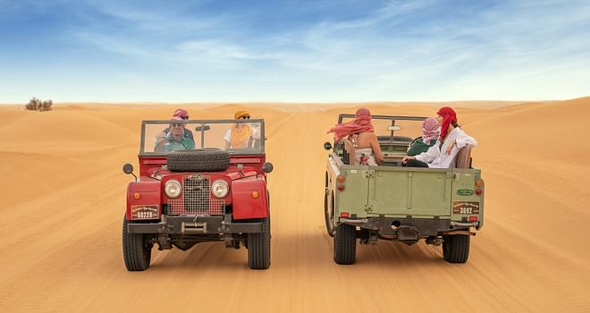 Safari nocturno por el patrimonio histórico de Dubái con un Land Rover clásico